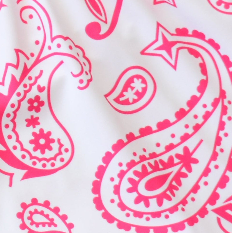 Close-up women's paisley shorts white/fuchsia